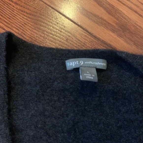 Beautiful 100 percent cashmere Women’s v neck sweater, fits more like a medium - Picture 2 of 3